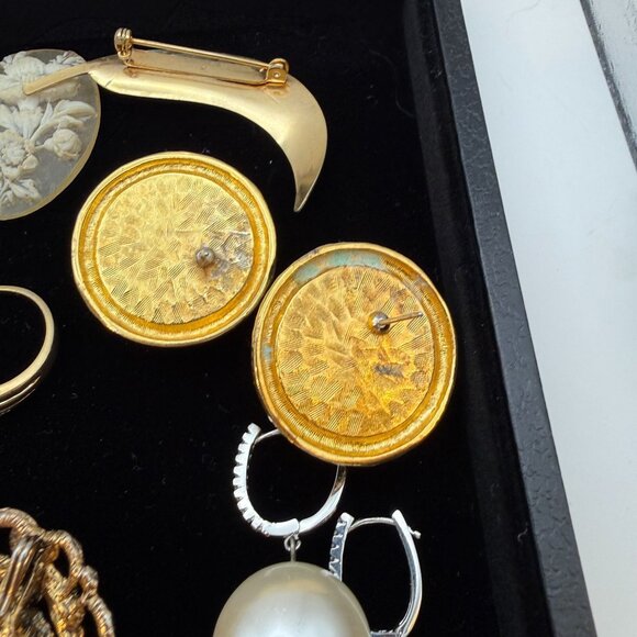 Mixed Vintage & Modern Estate Jewelry Lot – Pearls, Cameos, Rings, Pendants, Ear - Picture 7 of 10